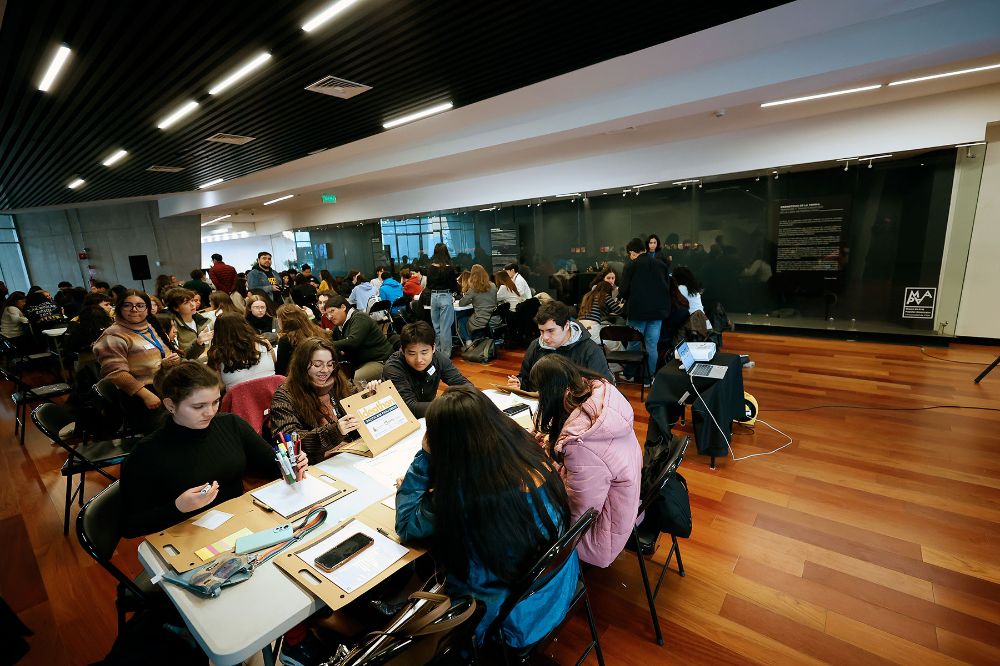 Re-Skill Box es un kit de educación STEM, diseñado para adultos con bajo nivel de educación formal, especialmente emplazados en zonas rurales o con escasos recursos.